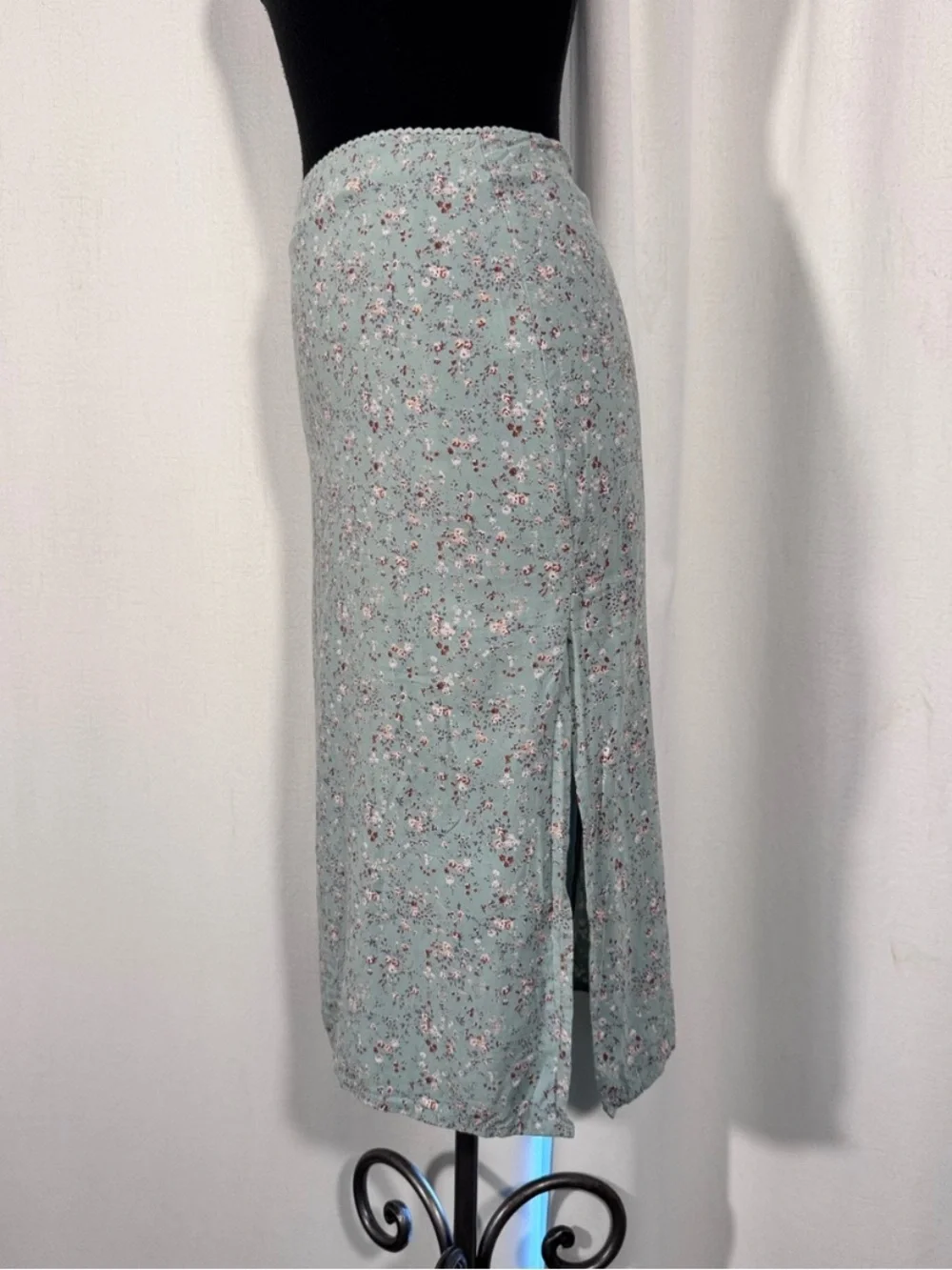 Mint Green Floral Midi Skirt with Slim Silhouette
